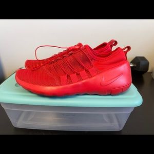 NIKE slip-ons with lock-lace (SIZE US M5/W6.5 but fits W7)